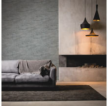 Wohnzimmer mit grauer Couch, Decke, gemusterter Tapete, Kamin und Hängelampen