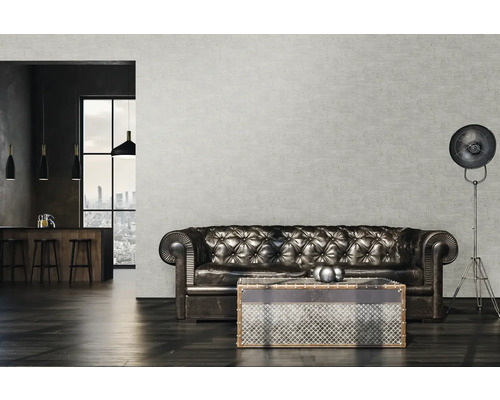 Wohnzimmer mit Ledersofa, Couchtisch und Stehlampe