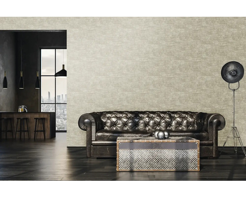 Wohnzimmer mit Ledercouch, Couchtisch und Stehlampe vor einer gemusterten Tapete