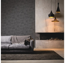 Wohnzimmer mit Sofa, Teppich, Tapete, Kamin und Pendelleuchten