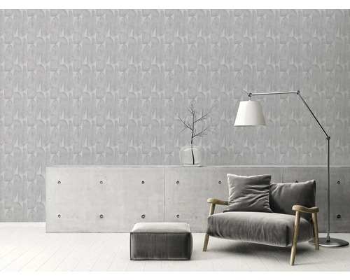 Wohnzimmer mit gemusterter Tapete, Sessel und Stehlampe