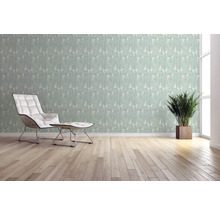 Raumgestaltung mit geometrischer Tapete, Sessel und Zimmerpflanze