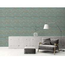 Wohnzimmer mit Marmortapete, Sessel und Stehlampe