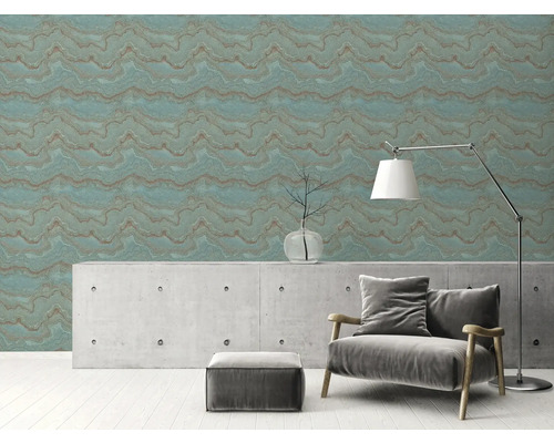 Wohnzimmer mit Marmortapete, Sessel und Stehlampe