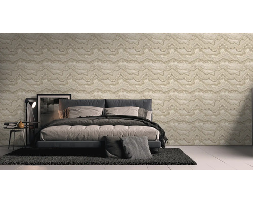 Schlafzimmer mit einer Wand mit gemusterter Tapete, Bett und Teppich.