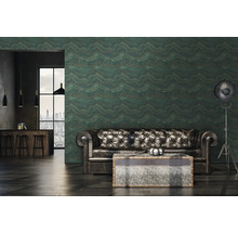 Wohnzimmer mit Ledersofa, Couchtisch und gemusterter Tapete