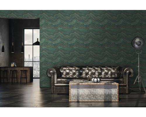 Wohnzimmer mit Ledersofa, Couchtisch und gemusterter Tapete