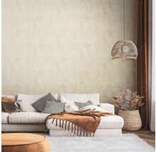 Wohnzimmer mit weissem Sofa, Kissen, Decke, Lampe und Dekoration