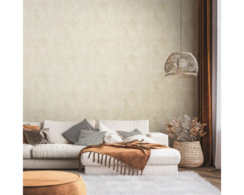 Wohnzimmer mit weissem Sofa, Kissen, Decke, Lampe und Dekoration