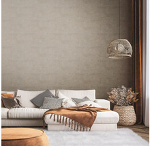 Salon avec canapé blanc, coussins décoratifs, couverture, lampe et décoration