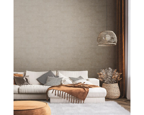 Salon avec canapé blanc, coussins décoratifs, couverture, lampe et décoration