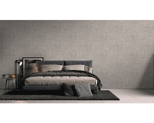 Chambre avec papier peint à motifs, lit et lampe de chevet