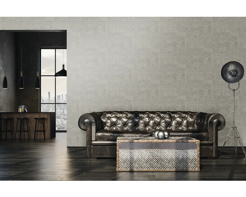 Salon avec canapé Chesterfield, table basse et lampadaire