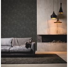 Salon avec canapé gris, couverture, papier peint foncé, cheminée et trois suspensions