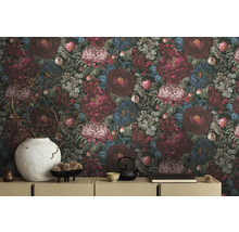Papier peint à motif floral dans un intérieur.