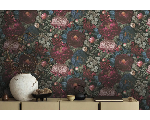 Papier peint à motif floral dans un intérieur.