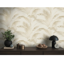 Intérieur avec un mur avec un motif de palmiers