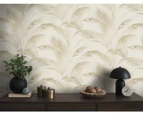 Intérieur avec un mur avec un motif de palmiers