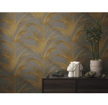 Intérieur décoratif avec papier peint à motifs de palmiers, commode, serre-livres, livres et plante de bambou