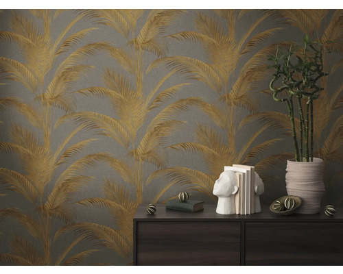 Intérieur décoratif avec papier peint à motifs de palmiers, commode, serre-livres, livres et plante de bambou
