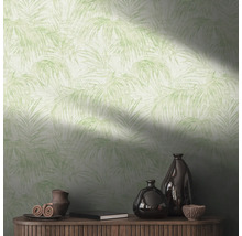 Mur avec papier peint à motif de palmier et objets de décoration sur une armoire en bois
