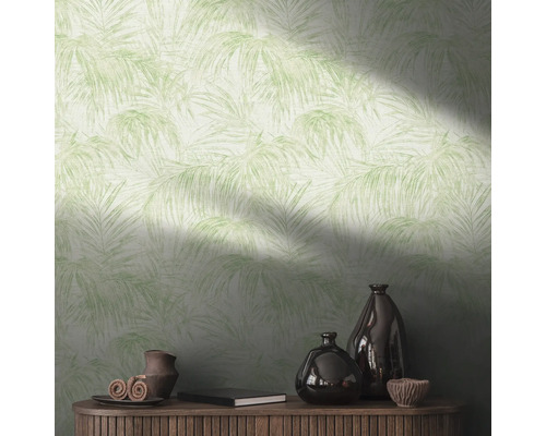 Mur avec papier peint à motif de palmier et objets de décoration sur une armoire en bois