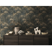 Intérieur décoratif avec papier peint à motifs de palmiers, commode et divers éléments de décoration.
