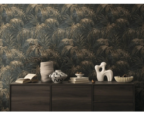 Intérieur décoratif avec papier peint à motifs de palmiers, commode et divers éléments de décoration.