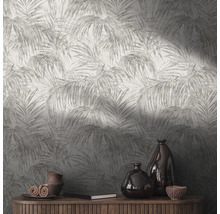 Gros plan d''un mur avec du papier peint à motifs de feuilles de palmier et un buffet en bois avec des décorations
