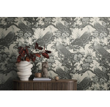 Chambre décorative avec papier peint à motif de paon et commode en bois