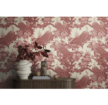 Gros plan de papier peint à motif de paon, combiné avec un vase de fleurs et des éléments décoratifs sur une armoire en bois