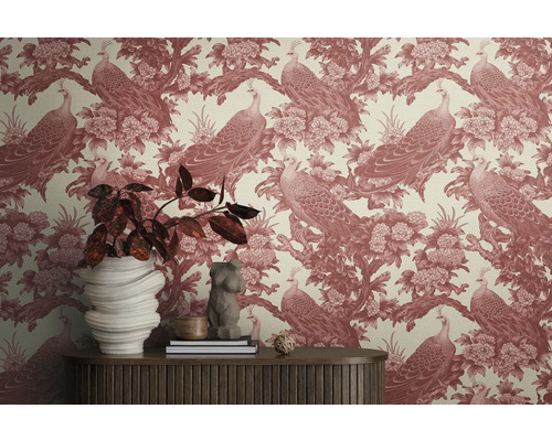 Gros plan de papier peint à motif de paon, combiné avec un vase de fleurs et des éléments décoratifs sur une armoire en bois