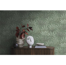 Papier peint à motif de feuilles sur une commode décorée