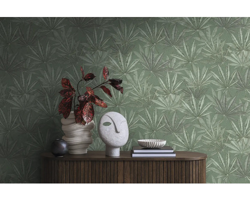 Papier peint à motif de feuilles sur une commode décorée