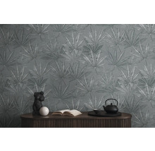 Mur avec papier peint à motifs de feuilles, commode avec décorations