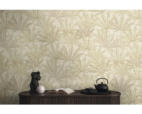 Décoration intérieure avec papier peint à motifs de feuilles et décoration