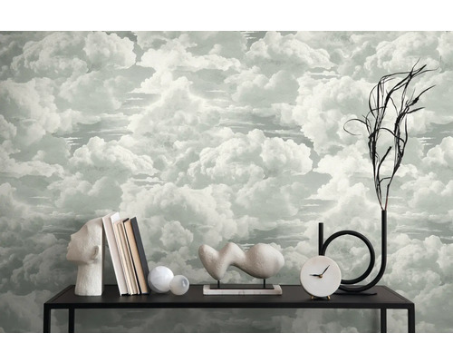 Scène d''intérieur avec papier peint nuageux, livres, décorations et une horloge sur une table noire.