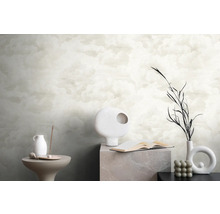Pièce décorative avec papier peint à motifs de nuages et accessoires minimalistes