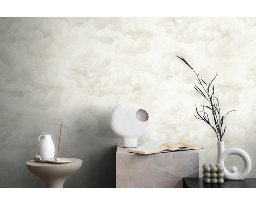 Pièce décorative avec papier peint à motifs de nuages et accessoires minimalistes