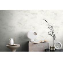 Pièce claire avec papier peint à motifs de nuages et éléments de décoration