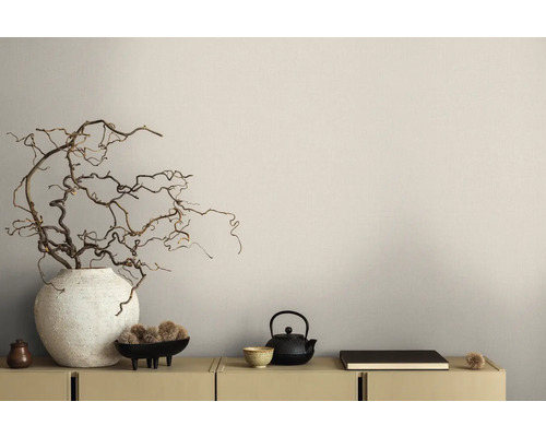 Scène décorative avec vase, branches, théière et bol sur un buffet