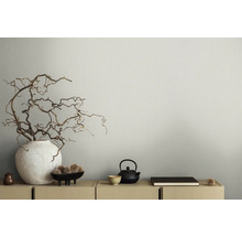 Intérieur décoratif avec vase, branches, bol, théière et livre sur une armoire