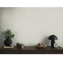 Intérieur décoratif avec commode, lampe, plante et décoration