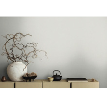 Branches décoratives dans un vase, théière et bol sur un buffet