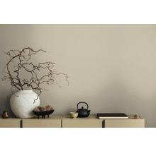 Scène décorative avec vase, branches, théière et bol sur un buffet