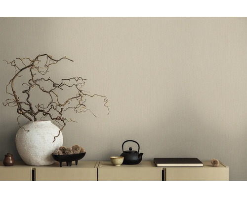 Scène décorative avec vase, branches, théière et bol sur un buffet