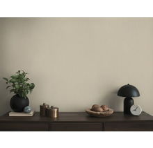 Séjour avec commode, lampe, plante d''intérieur et articles de décoration