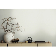 Décoration intérieure décorative avec des branches dans un vase, une théière et un bol sur une armoire