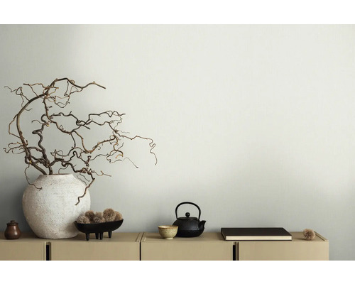 Décoration intérieure décorative avec des branches dans un vase, une théière et un bol sur une armoire