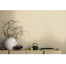 Scène décorative avec des branches dans un vase, une théière et un bol sur une commode